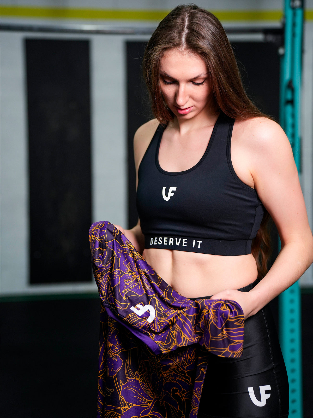 Sportive t-shirt de sport violet à motifs fleurs tenu à la main