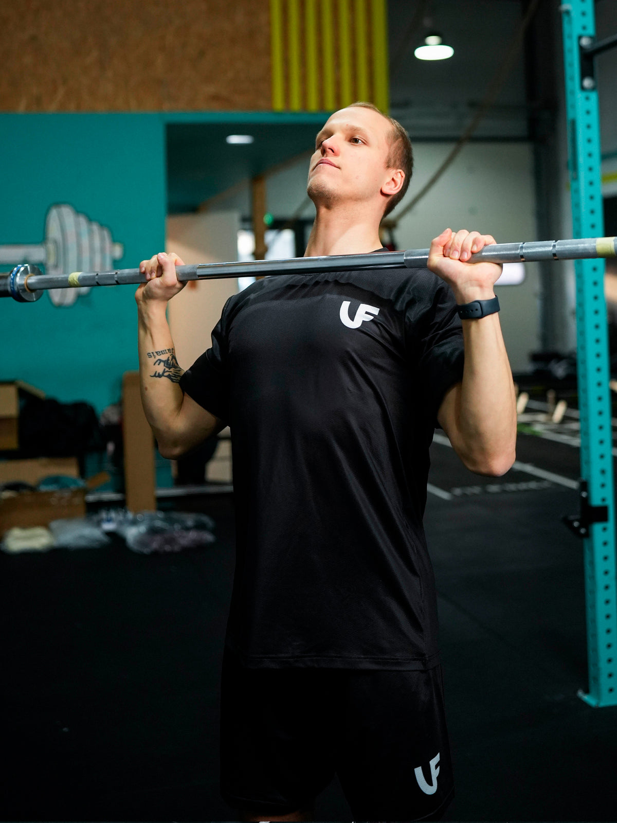Athlète avec une barre olympique en t-shirt de sport noir homme LVF Basics - tissu léger