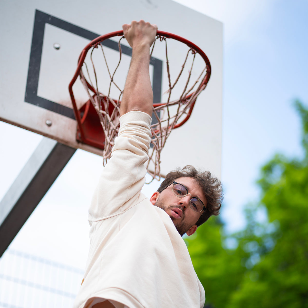 Mannequin jouant au basketball avec un pull LVF Work Works