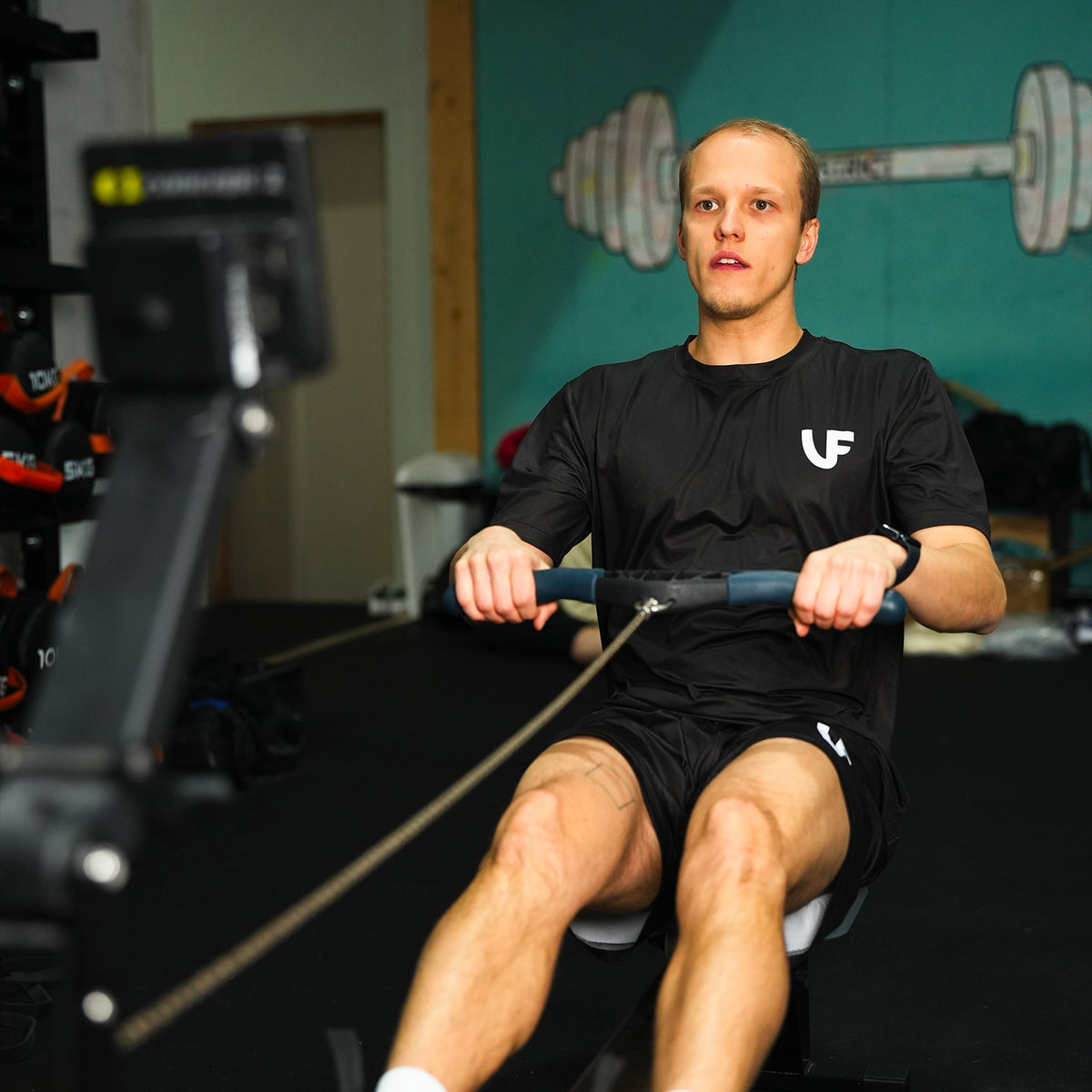 Sportif avec un ensemble de sport noir LVF Basics - t-shirt et short