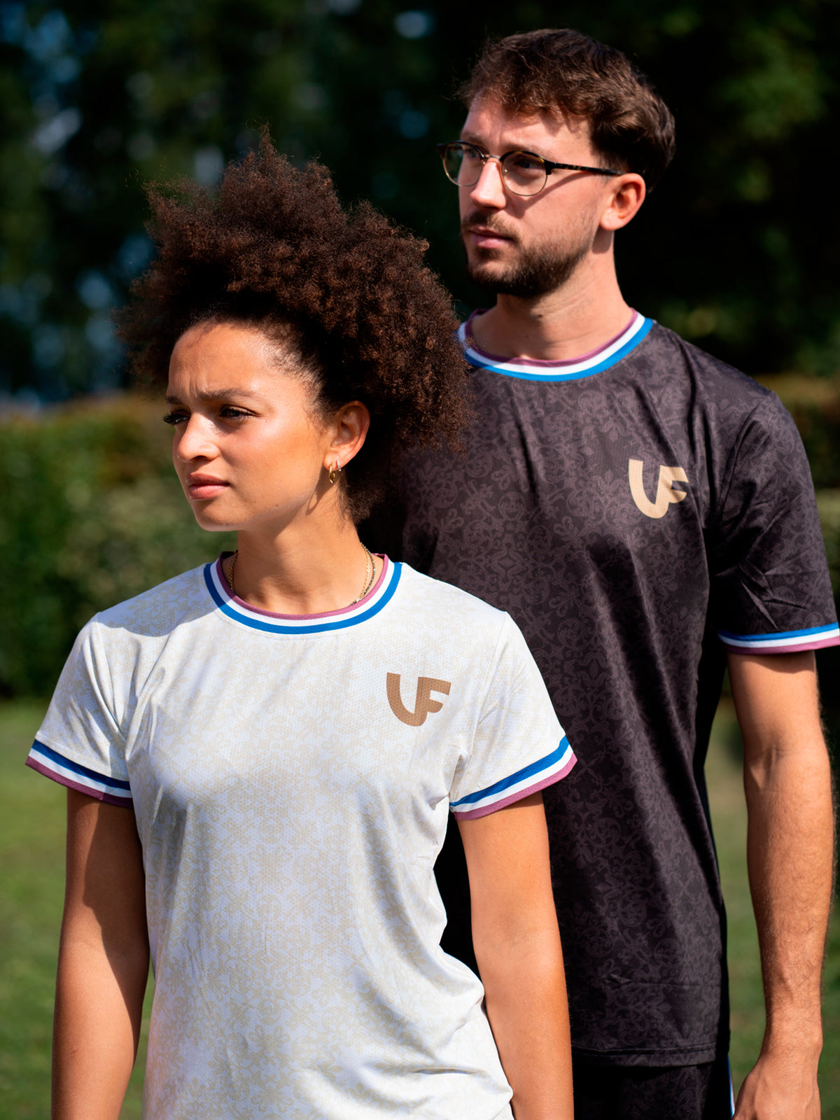 Sportifs en tenue de sport pour homme et femme coloris bordeaux et beige à motifs LVF Héritage