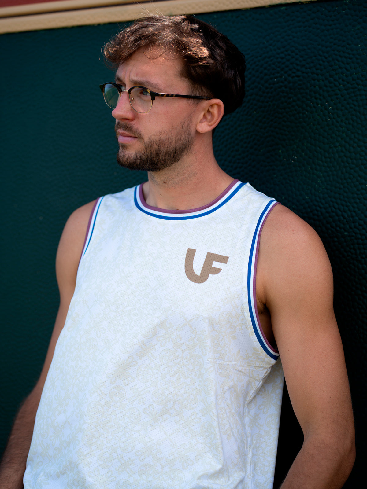 Sportif avec son débardeur de sport pour homme coloris beige à motifs LVF Héritage