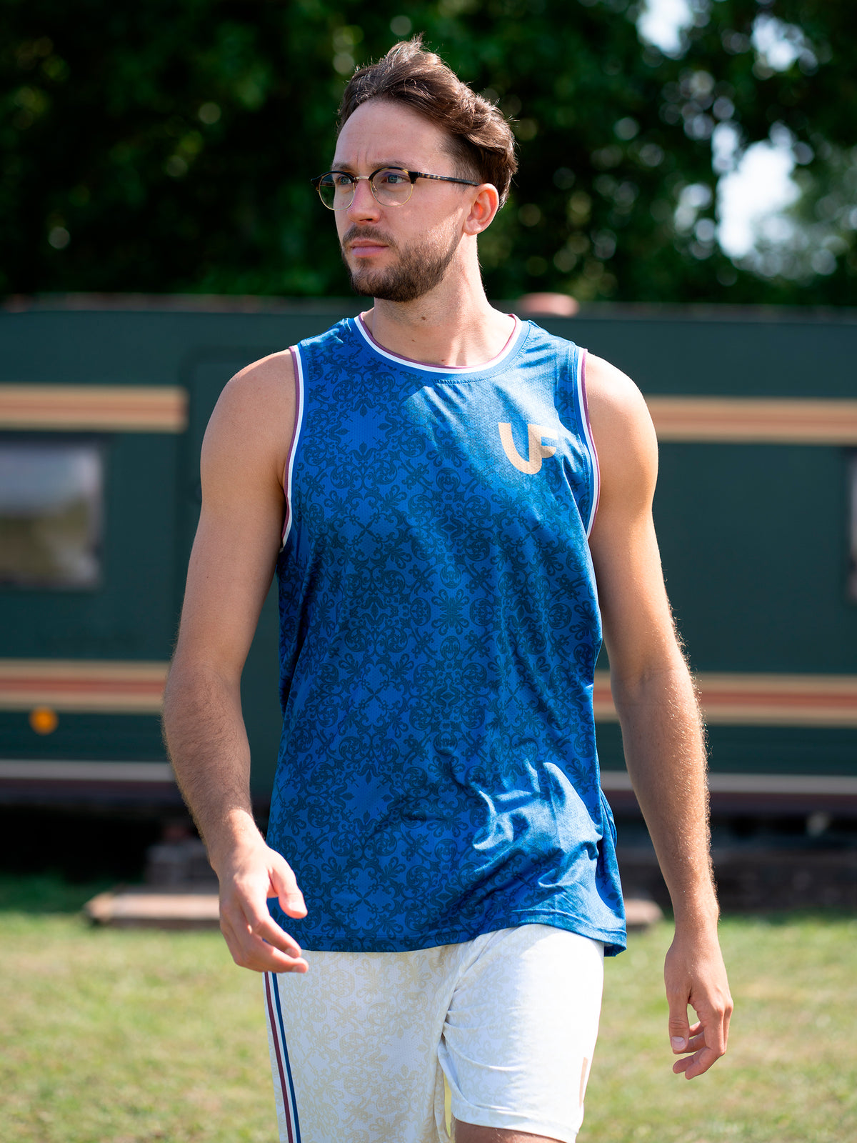 Sportif avec son débardeur de sport pour homme coloris bleu à motifs LVF Héritage