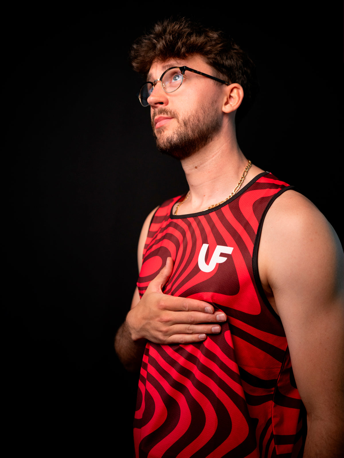Mannequin main sur le coeur en débardeur de sport pour homme coloris rouge LVF Break The Lines