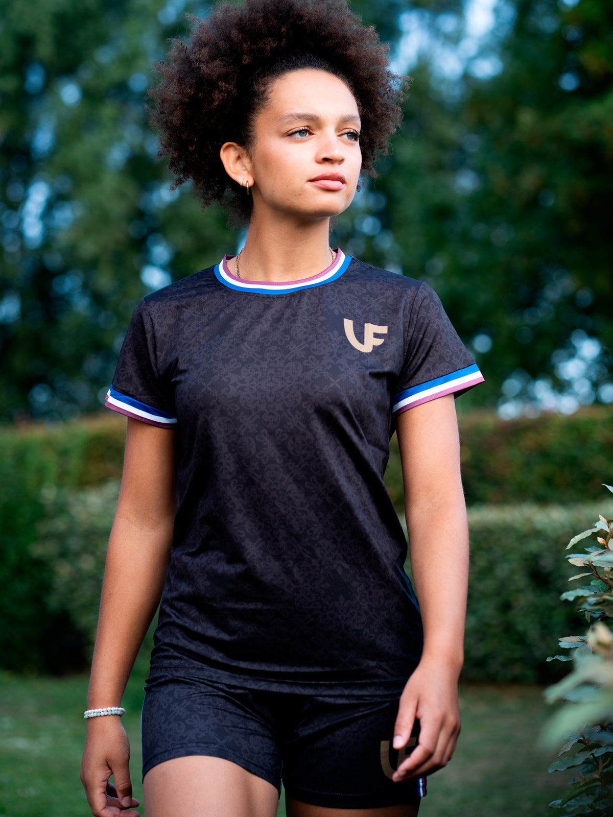 Mannequin en t-shirt noir de sport à motifs pour femme - LVF Héritage