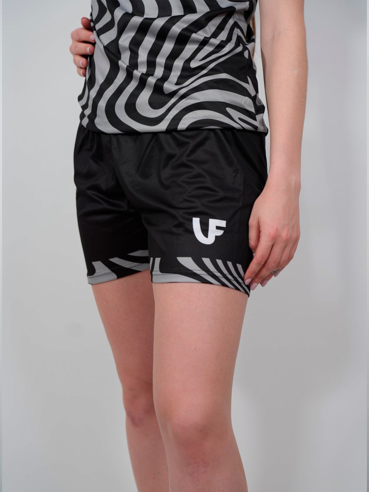 Détail du short sport pour femme coloris gris et noir LVF Break The Lines