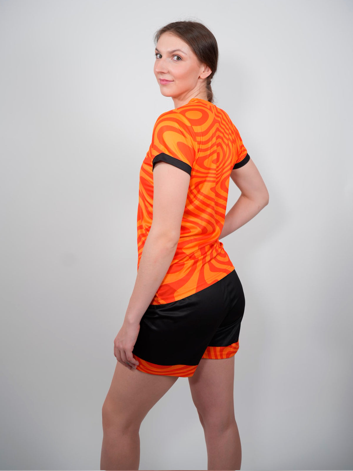 Mannequin de côté en tenue de sport pour femme coloris orange et noire LVF Break The Lines