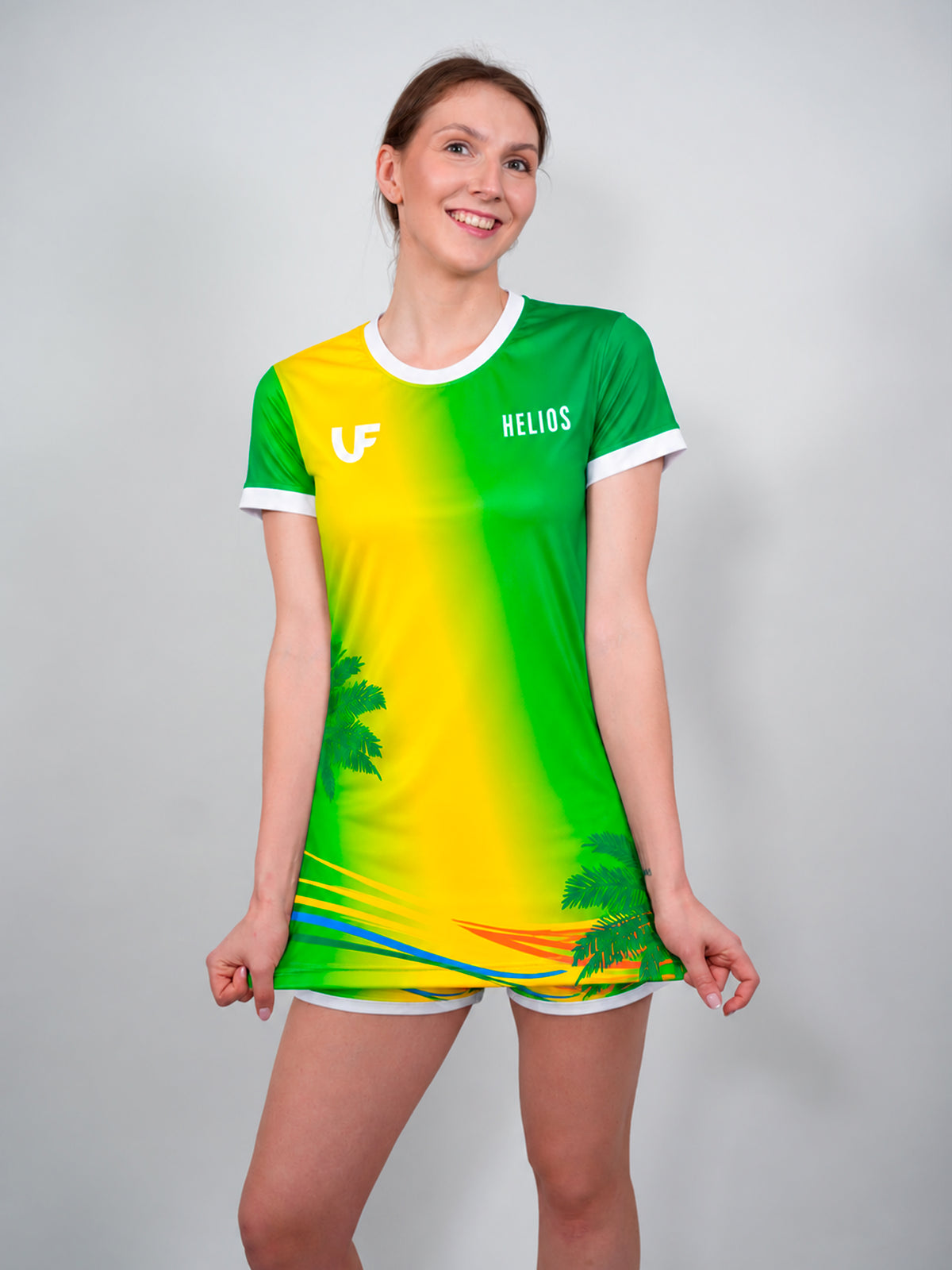 Mannequin qui tire sur son t-shirt de sport jaune et vert. 
