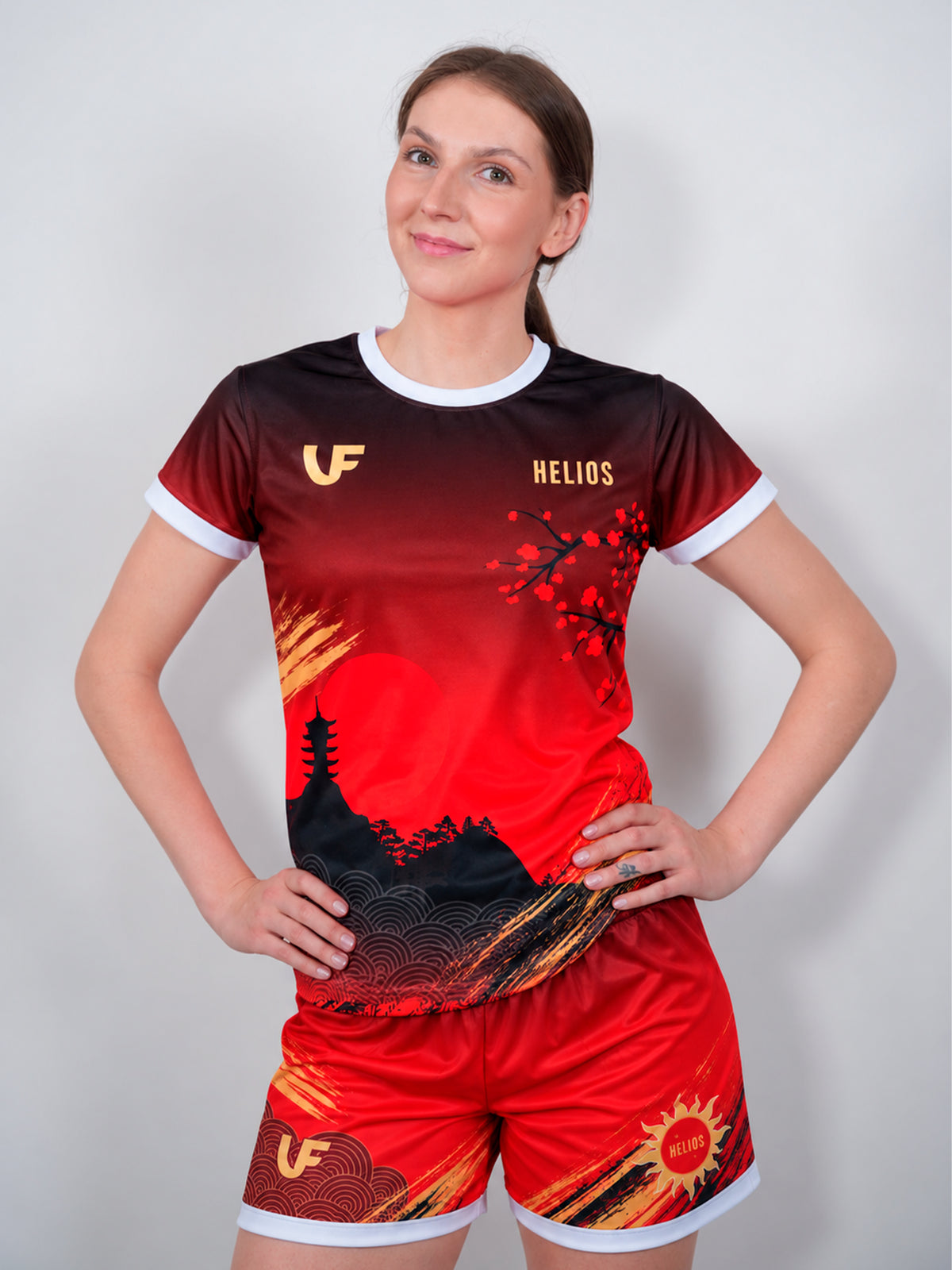 Sportive en t-shirt et short de sport pour femme signé LVF x HELIOS : motifs Japon