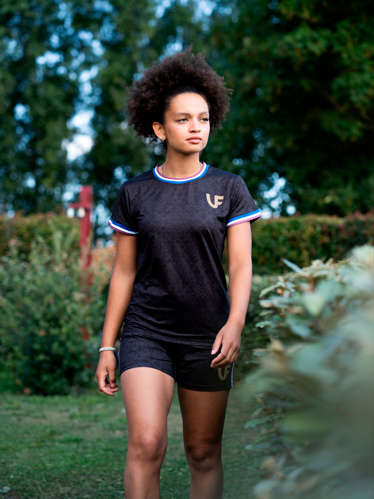 Athlète en T-shirt de sport noir et short noir femme LVF Héritage