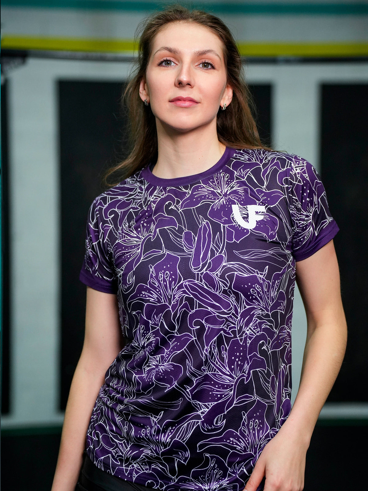 Mannequin avec t-shirt de sport violet et blanc LVF Gold Flowers