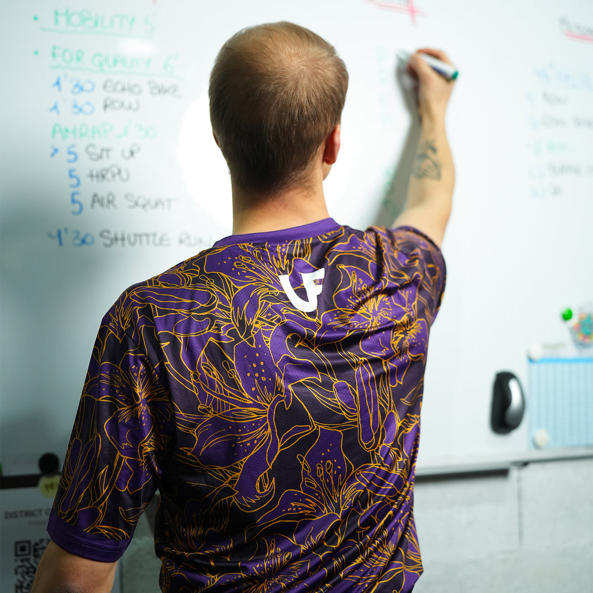 Mannequin avec T-shirt de sport homme violet LVF avec motifs à fleurs