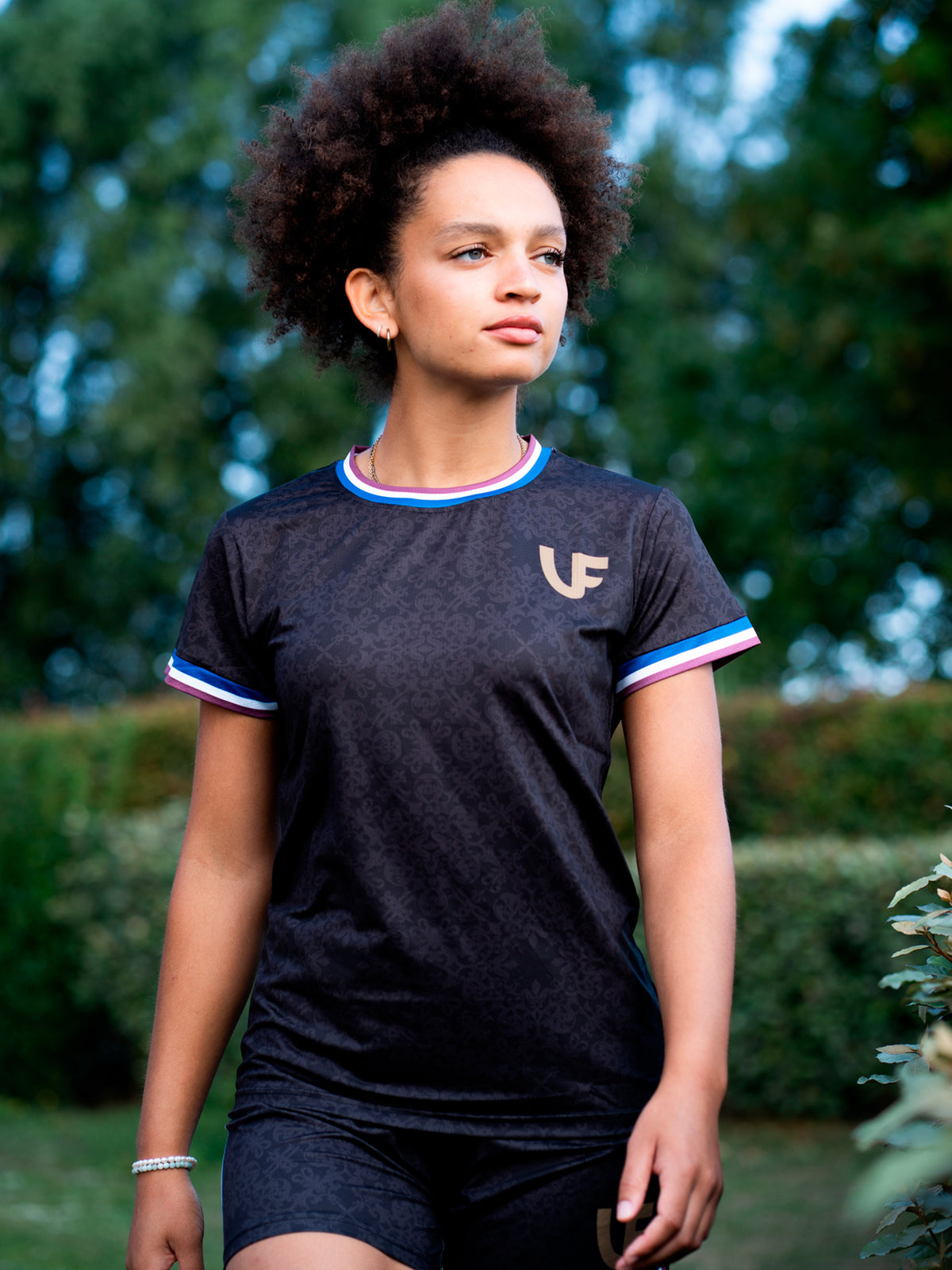 Athlète en T-shirt de sport noir femme LVF Héritage qui regarde de côté