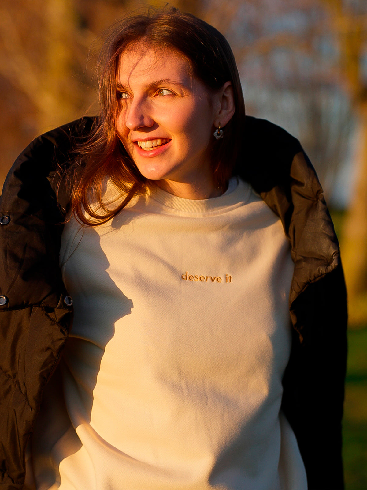 Mannequin en crewneck femme LVF brodé deserve it qui sourit - Work Works
