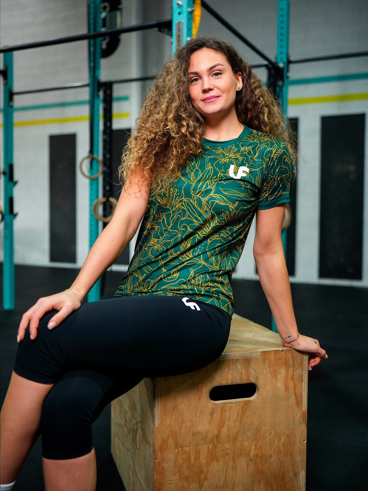Sportive assis en t-shirt de sport vert à motifs fleurs pour femme LVF Gold Flowers