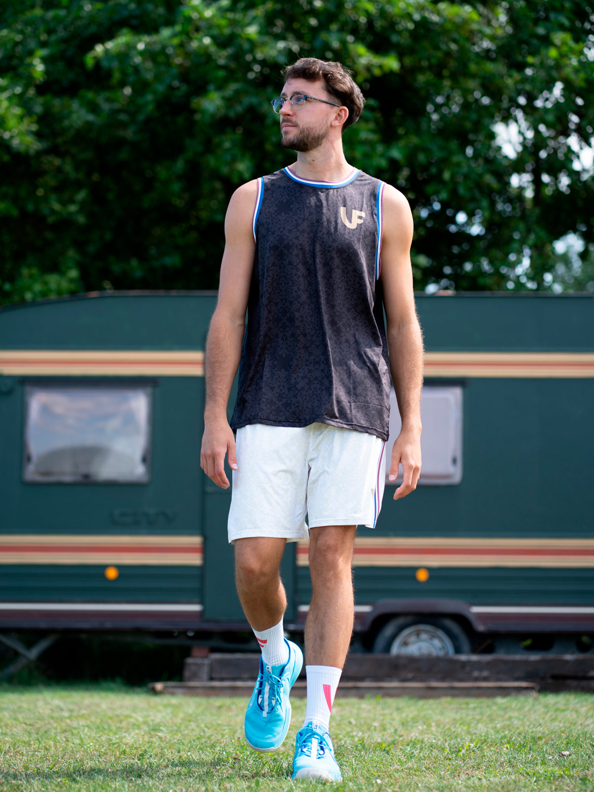 Sportif avec son débardeur de sport pour homme coloris noir à motifs LVF Héritage
