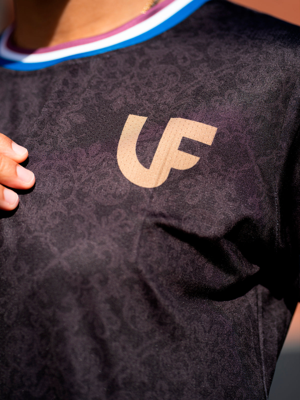 Détail d'un T-shirt de sport noir femme LVF Héritage