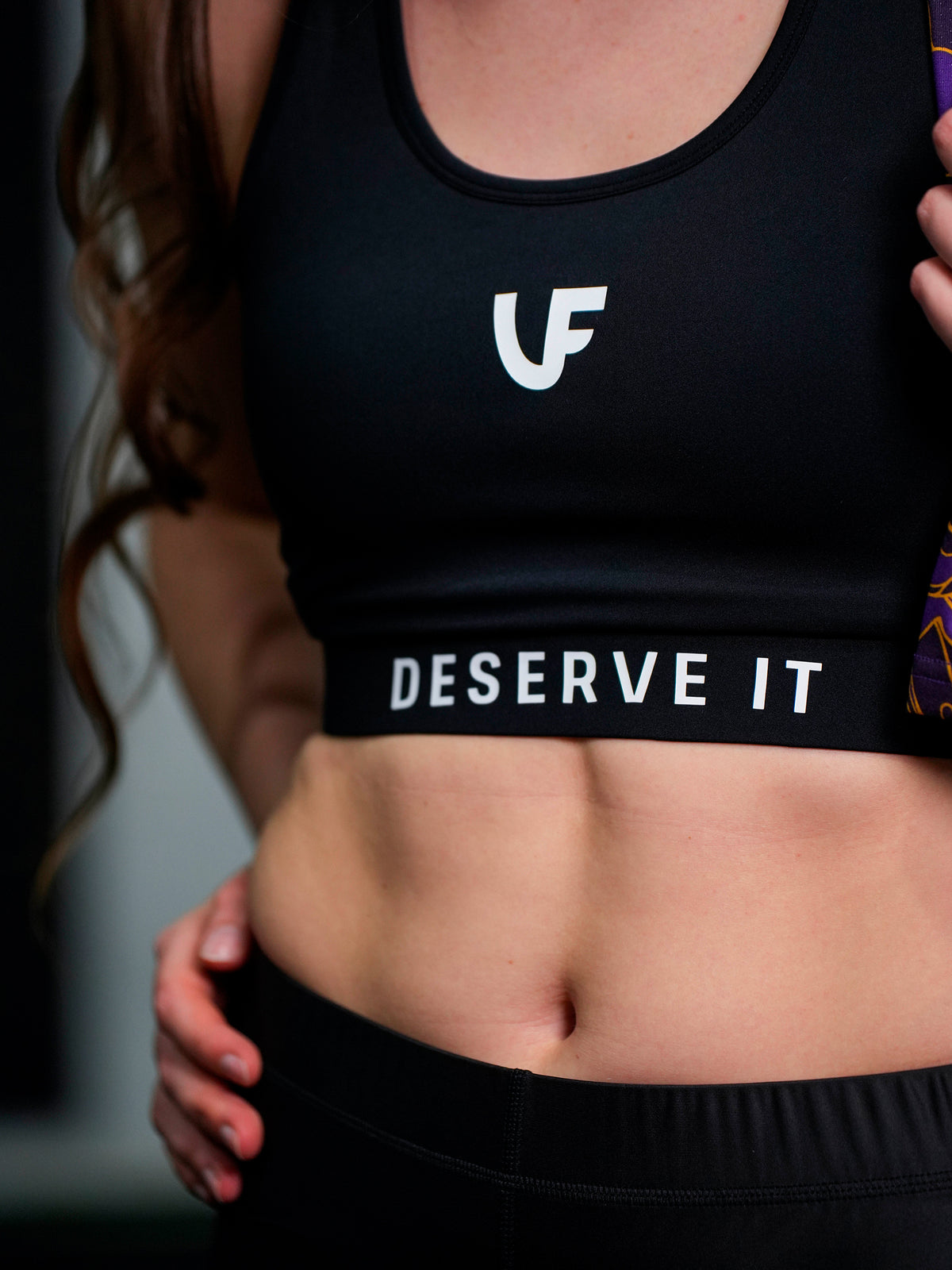 Détail brassière de sport femme LVF avec slogan deserve it