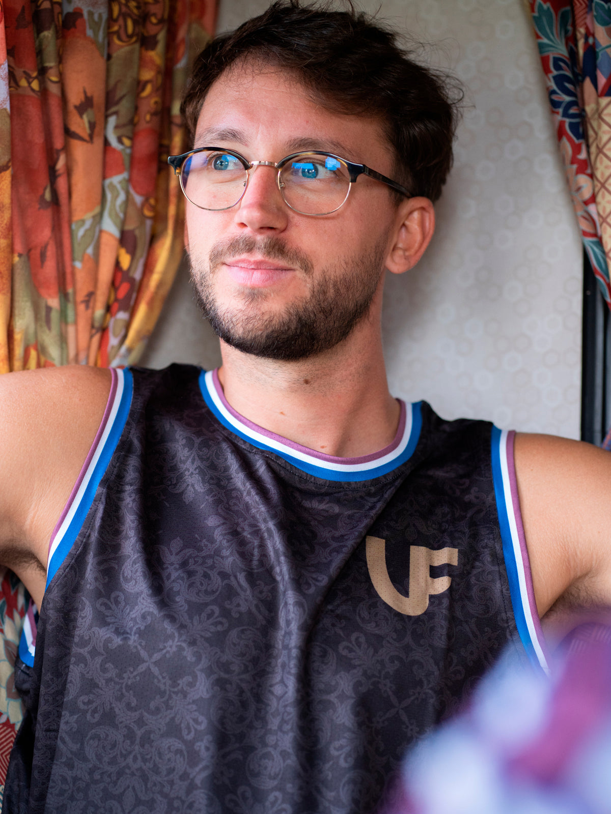 Débardeur de sport pour homme coloris noir à motifs LVF Héritage porté par un sportif