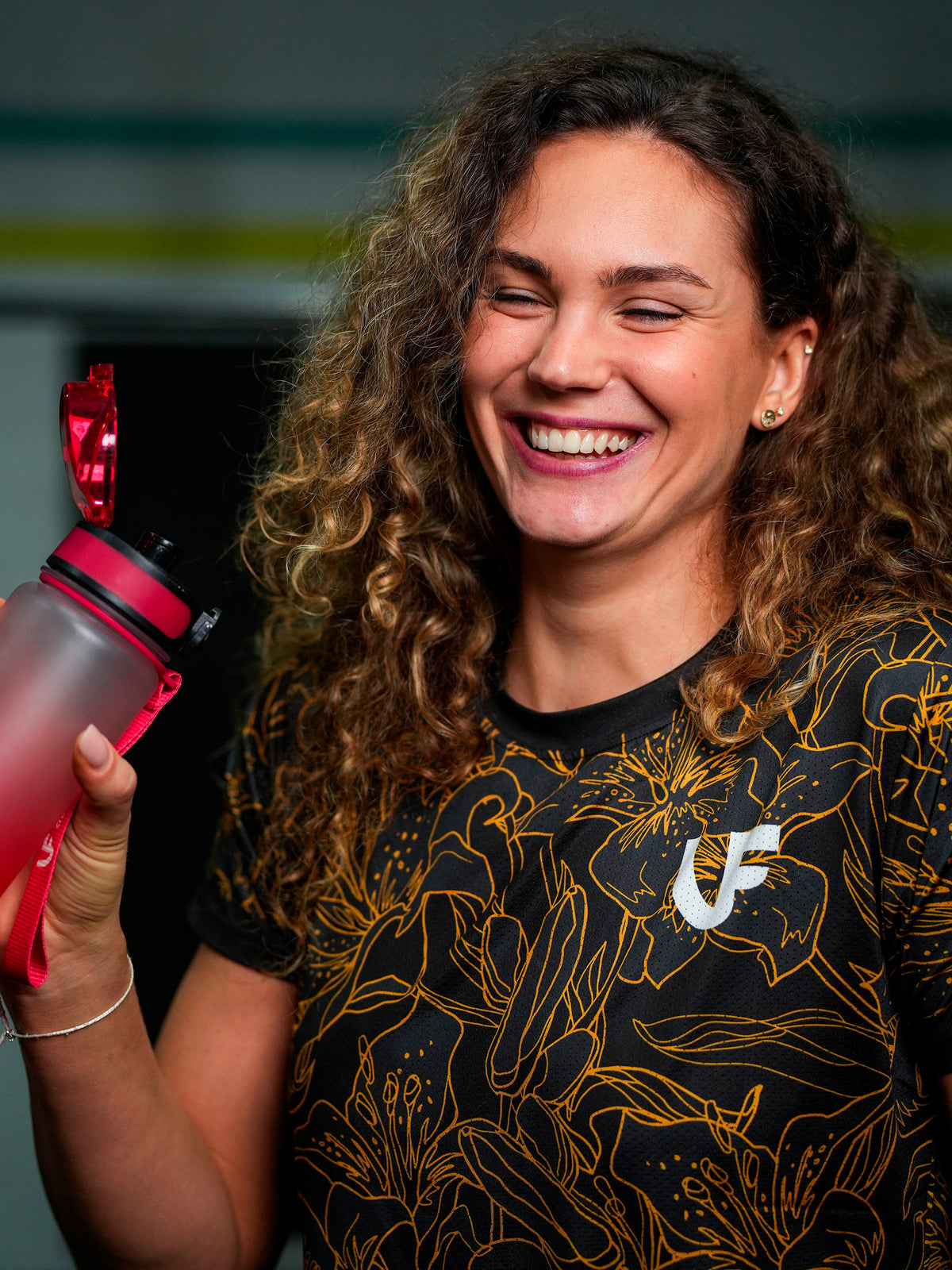Sportive qui rigole en t-shirt de sport noir à motifs fleurs pour femme LVF Gold Flowers