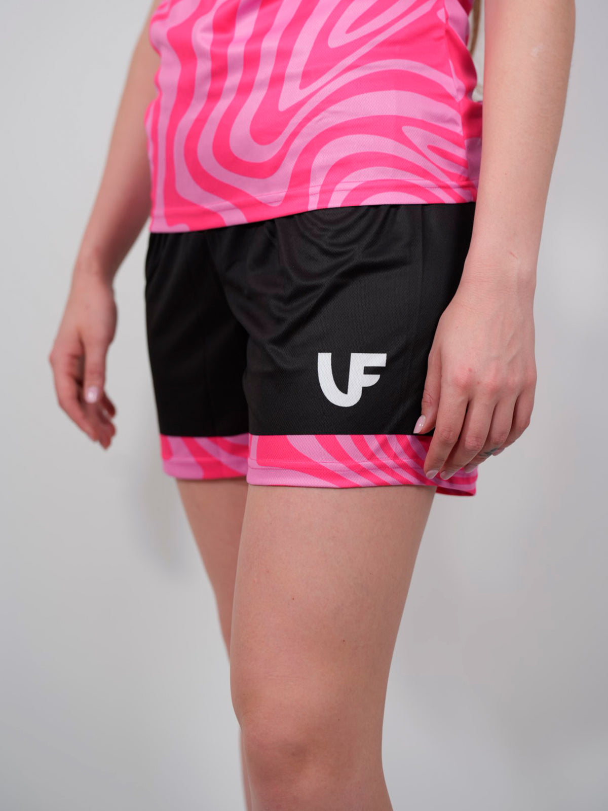 Détail du short de sport pour femme coloris rose et noire LVF Break The Lines