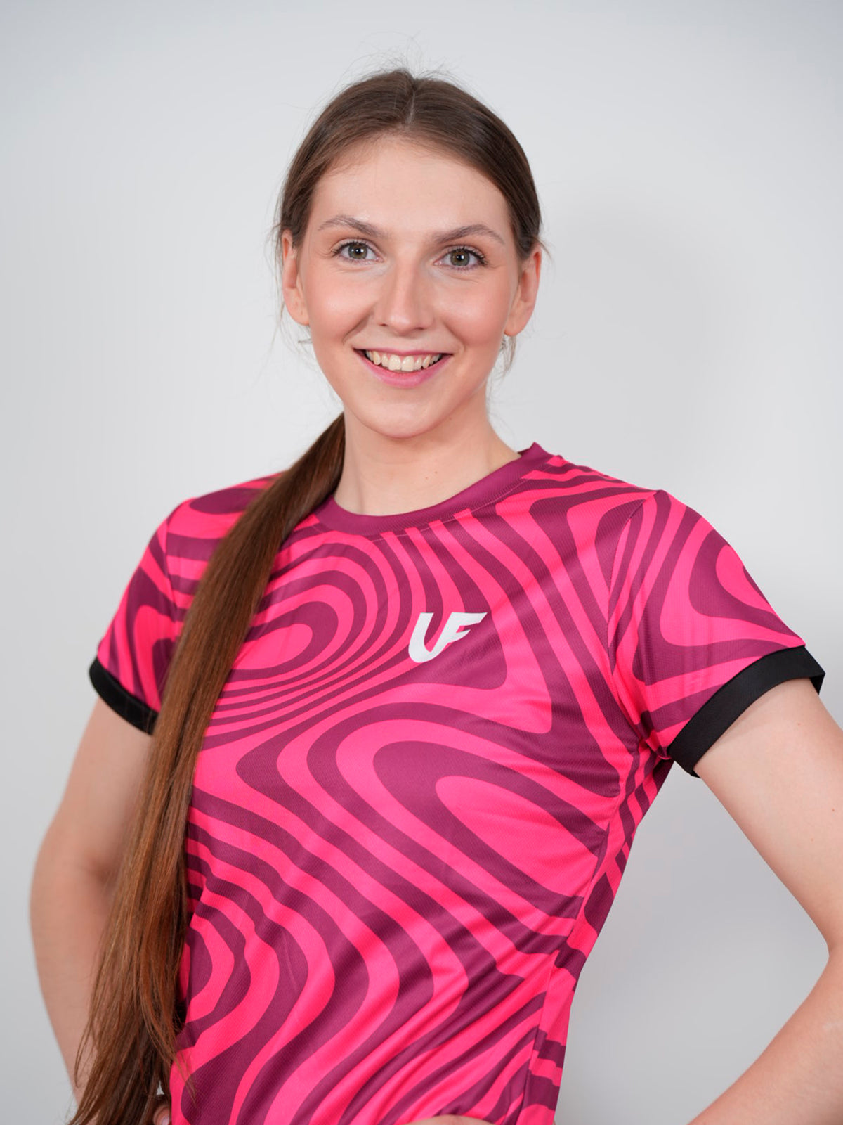 T-shirt de sport pour femme coloris fuchsia LVF Break The Lines vue de près sur mannequin
