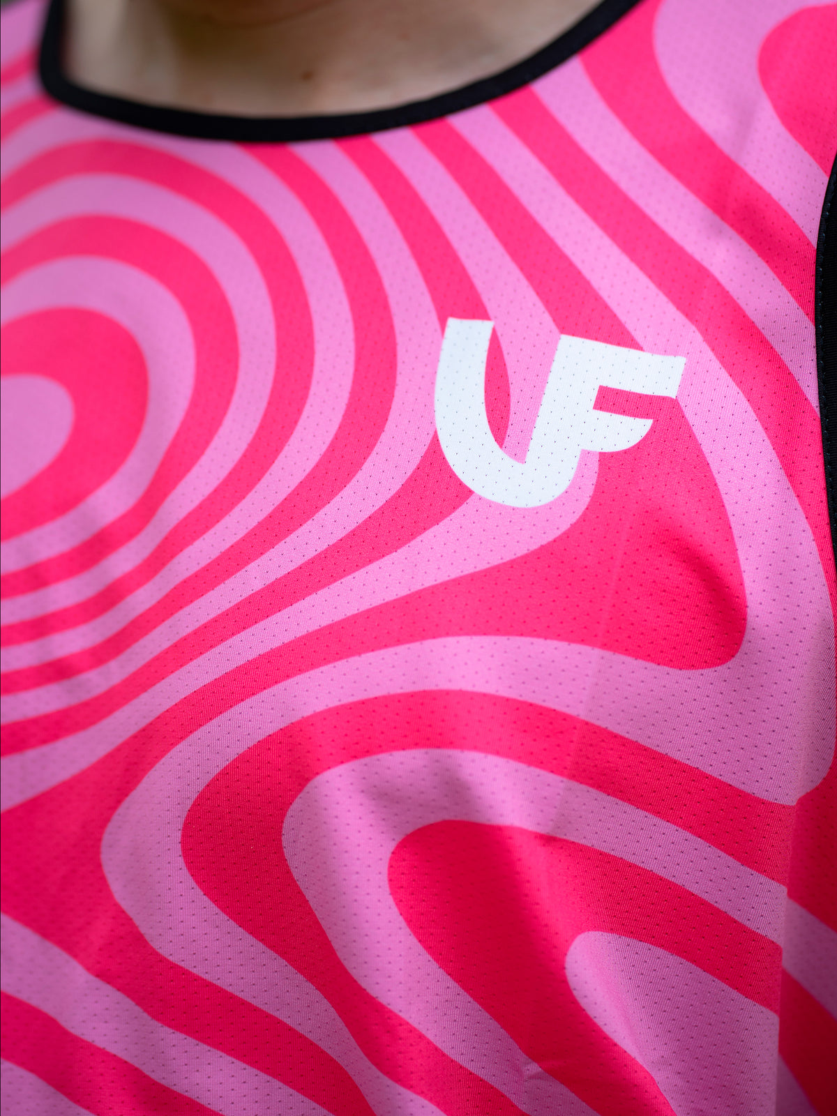 Détail du débardeur de sport pour homme coloris rose LVF Break The Lines